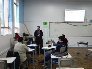 Professora Maíra Nunes Piveta conduz aula sobre comunicação, comportamento profissional e inclusão no projeto Pontes para o Futuro