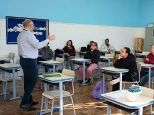 Sérgio Lutz conduz aula sobre cooperativismo no projeto Pontes para o Futuro