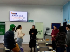 Professora Maíra Nunes Piveta conduz aula sobre autoconhecimento e projeto de vida no projeto Pontes para o Futuro