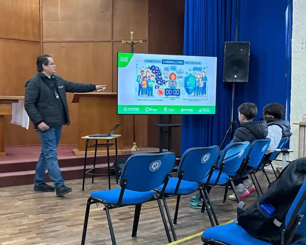 Guilherme Rosa Pereira ministra palestra sobre segurança digital no Colégio Luterano Concórdia de São Leopoldo