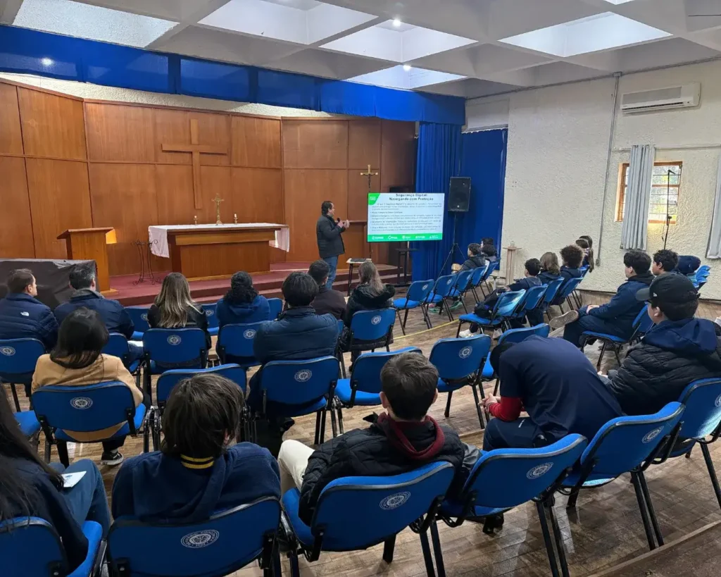 Guilherme Rosa Pereira ministra palestra sobre segurança digital no Colégio Luterano Concórdia de São Leopoldo